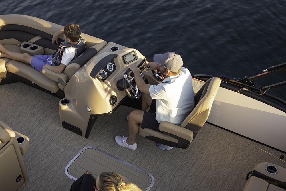 steering-options-for-pontoon-boats-which-is-best-for-you